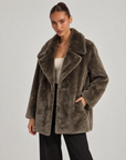 Giacca donna effetto pelliccia taupe con collo a revers indossata da Polly 6, vista a tre quarti