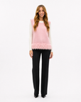 Gilet donna morbido con piume rosa indossato da Polly 2 - figura intera