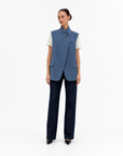 Gilet Donna Elegante con Collo Alto Blu vista frontale indossata da Polly 6