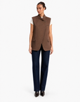 Gilet Donna Elegante con Collo Alto Marrone vista frontale indossata da Polly 6
