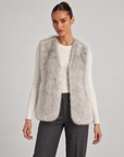 Gilet donna in pelliccia sintetica 98104 Grigio indossato da Polly 6 — vista frontale