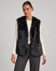 Gilet donna in pelliccia sintetica 98104 Nero indossato da Polly 6 — vista frontale