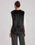 Gilet donna in pelliccia sintetica 98104 Nero indossato da Polly 6 — vista posteriore