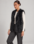 Gilet donna in pelliccia sintetica 98104 Nero indossato da Polly 6 — vista a tre quarti