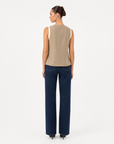 Gilet Donna Smanicato con Bottoni Beige vista retro indossata da Polly 6