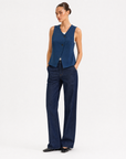 Gilet Donna Smanicato con Bottoni Blu vista tre-quarti indossata da Polly 6