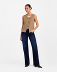 Gilet Donna Smanicato con Bottoni Camel vista tre-quarti indossata da Polly 6