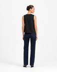 Gilet Donna Smanicato con Bottoni Nero vista retro indossata da Polly 6