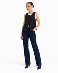 Gilet Donna Smanicato con Bottoni Nero vista tre-quarti indossata da Polly 6