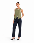 Gilet Donna Smanicato con Bottoni Verde vista tre-quarti indossata da Polly 6