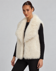 Gilet donna in ecopelliccia con ampio collo, Bianco, indossato da Polly 6 — tre quarti