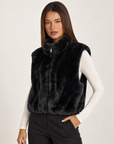Gilet donna effetto pelliccia nero con collo alto e zip, Polly 4 — vista di tre quarti