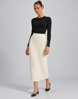 Gonna lunga in maglia a costine Bianco indossata da Polly 6 - vista tre quarti