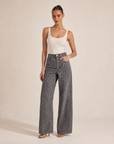 Jeans palazzo animalier 5436, vista tre-quarti, indossati da Polly 6