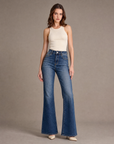Jeans donna flare blu washed N2772 indossato a figura intera