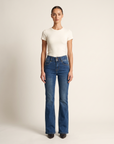 Jeans flare F7752 indossato da Polly 6, vista frontale