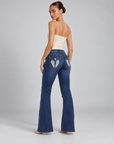 Jeans K978 indossato da Polly 6, retro con ali ricamate