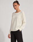 Maglia donna girocollo morbida in misto viscosa Bianco indossata da Polly 6 - vista tre quarti