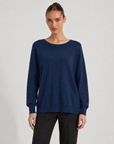 Maglia donna girocollo morbida in misto viscosa Blu indossata da Polly 6 - vista frontale