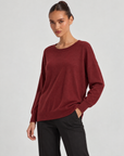 Maglia donna girocollo morbida in misto viscosa Bordeaux indossata da Polly 6 - vista tre quarti