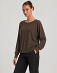 Maglia donna girocollo morbida in misto viscosa Marrone indossata da Polly 6 - vista tre quarti