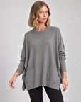 Maglia lunga con tasche frontali grigio indossata da Polly 5, vista tre quarti