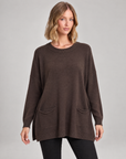 Maglia lunga con tasche frontali marrone indossata da Polly 5, vista frontale