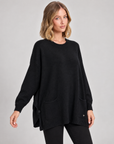 Maglia lunga con tasche frontali nero indossata da Polly 5, vista tre quarti