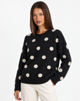 Maglia a pois con girocollo Nero con Polly 4 – primo piano parte superiore, vista tre quarti