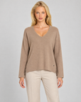 Maglia donna scollo a V camel indossata da Polly 7 — vista frontale