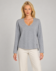 Maglia donna scollo a V grigio indossata da Polly 7 — vista frontale
