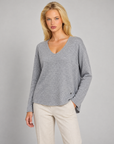 Maglia donna scollo a V grigio indossata da Polly 7 — vista di tre quarti