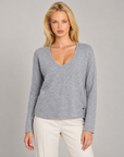 Maglia donna scollo a V grigio indossata da Polly 7 — dettaglio scollo e trama
