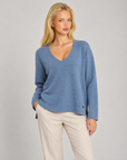 Maglia donna scollo a V jeans indossata da Polly 7 — vista di tre quarti