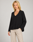 Maglia donna scollo a V nero indossata da Polly 7 — vista di tre quarti