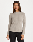 Maglia donna luminosa a coste beige con collo a lupetto indossata da Polly 4 - vista frontale