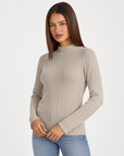 Maglia donna luminosa a coste beige con collo a lupetto indossata da Polly 4 - dettaglio parte superiore