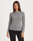 Maglia donna luminosa a coste grigio con collo a lupetto indossata da Polly 4 - vista frontale