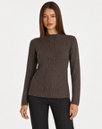 Maglia donna luminosa a coste marrone con collo a lupetto indossata da Polly 4 - vista frontale