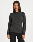 Maglia donna luminosa a coste nero con collo a lupetto indossata da Polly 4 - vista frontale