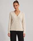 Maglia cardigan scollo a V beige indossata da Polly 6, vista frontale