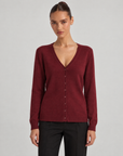 Maglia cardigan scollo a V bordeaux indossata da Polly 6, vista frontale