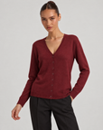 Maglia cardigan scollo a V bordeaux indossata da Polly 6, vista a tre quarti