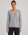 Maglia cardigan scollo a V grigio indossata da Polly 6, vista frontale