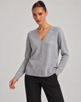 Maglia cardigan scollo a V grigio indossata da Polly 6, vista a tre quarti