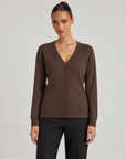 Maglia cardigan scollo a V marrone indossata da Polly 6, vista frontale