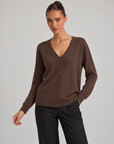 Maglia cardigan scollo a V marrone indossata da Polly 6, vista a tre quarti