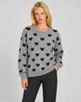 Maglia donna con cuori grigio indossata da Polly 7 — vista di tre quarti