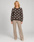 Maglia donna con cuori marrone indossata da Polly 7 — vista frontale
