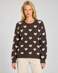 Maglia donna con cuori marrone indossata da Polly 7 — dettaglio girocollo e fantasia